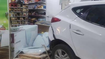 ئۆتۆمبێلێک خۆی کرد بەناو مارکێتێک دا