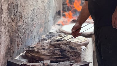 فيديو: رغيف على المطّال.. مخبز في المشخاب يقدم طعام الأجداد المثير للجدل