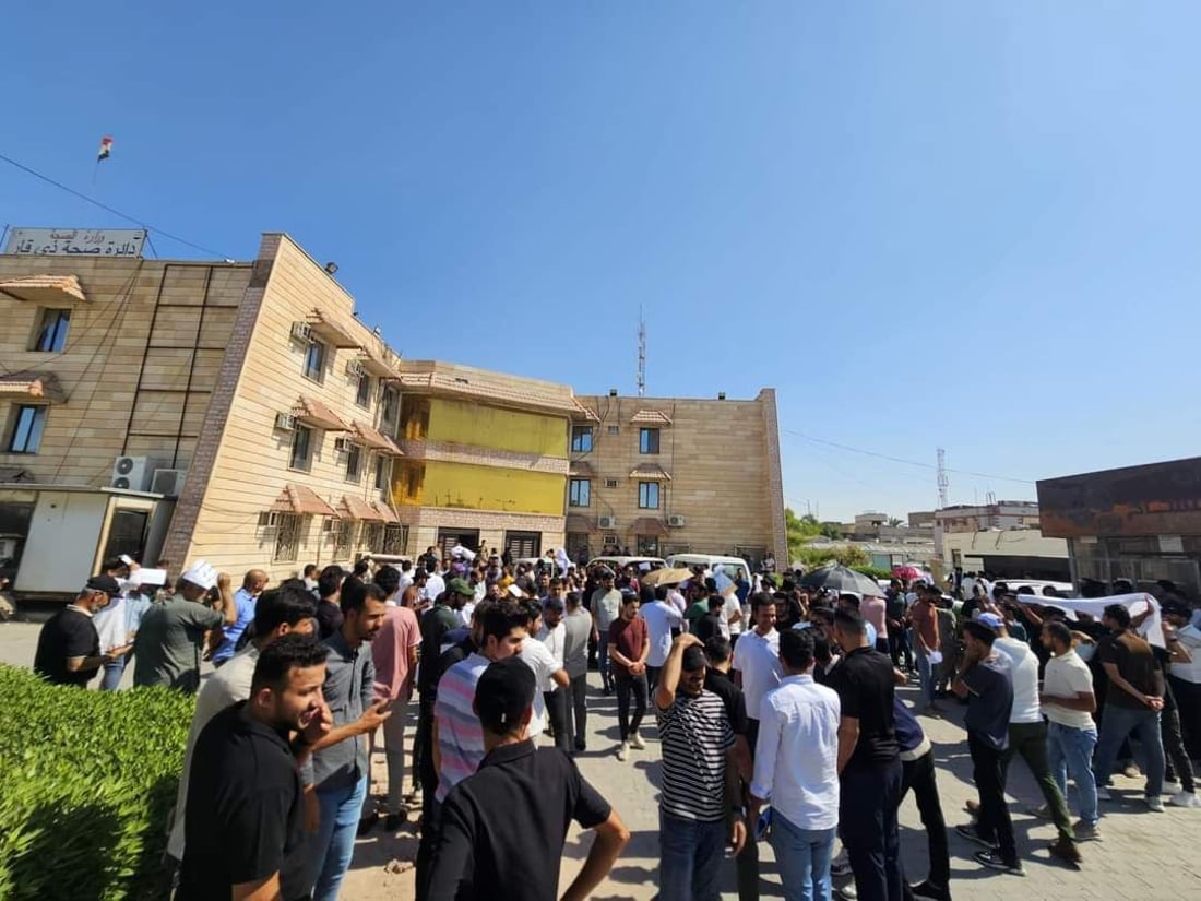 موظفو صحة ذي قار يطالبون بصرف مستحقاتهم.. الوزير وعد بحل المشكلة (صور)