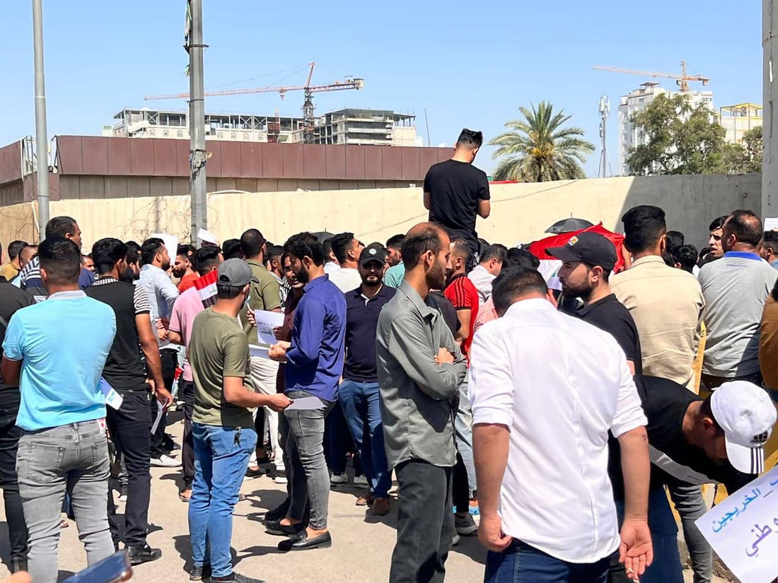 صور: خريجو التربية أمام مبنى محافظة كربلاء منذ الصباح.. “وظِّفونا”