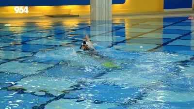 پیاڵەیەک چا لەسەر ناوچەوانی دادەنێت و مەلەوانی دەکات