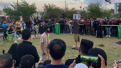 الناصرية: مسرحي بارز يقدم عروضا في الشارع لقضية “سجاد العراقي” (صور)