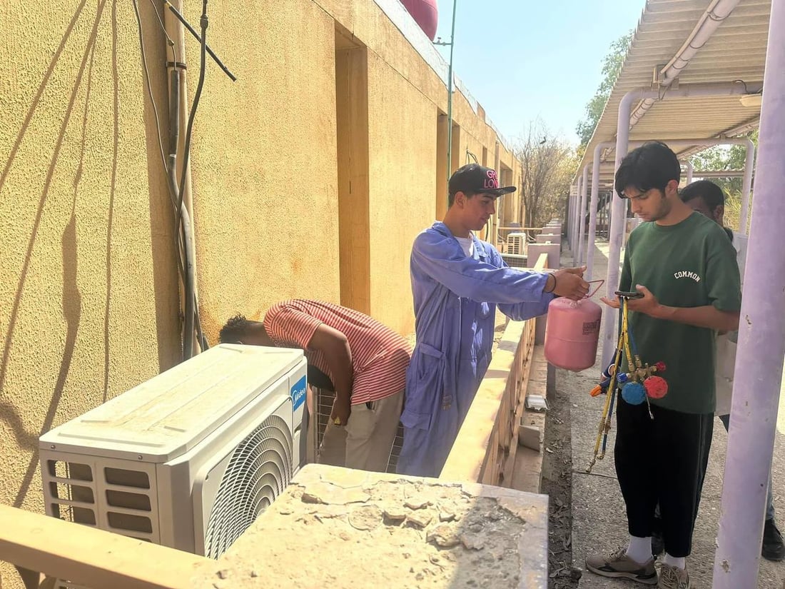 صور: 15 شاباً يتعلمون تركيب وصيانة السبالت في ورش الحكومة