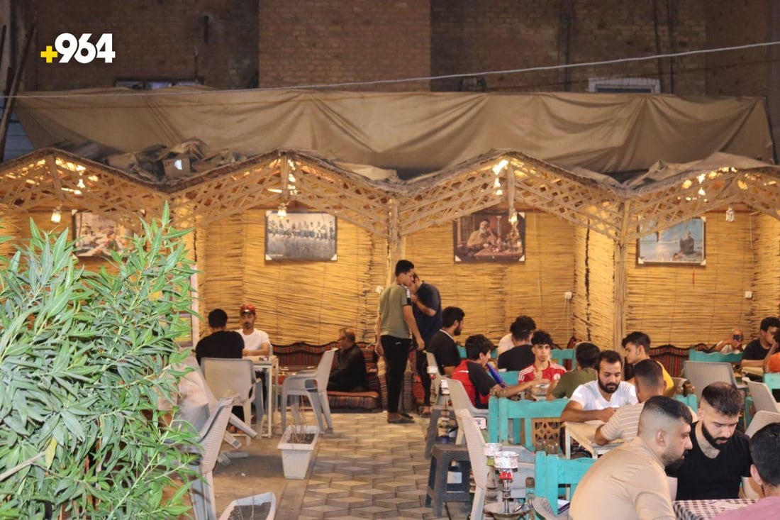 ماذا نفعل قبل الشتاء.. صاحب مقهى الريف في الحرية يشرك زبائنه في حوار ديمقراطي!