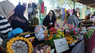 أغذية وشمع وفخار وصوف.. منتجات سيدات الريف في معرض بابل الثاني (صور)