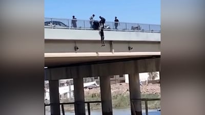 شاهد: لحظة إنقاذ شاب حاول رمي نفسه من الجسر اليوغسلافي في العمارة