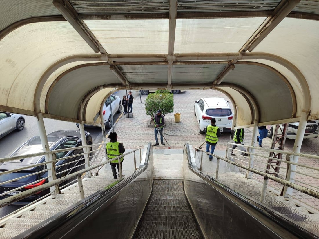 ژینگەپارێزی هەولێر سەر و ژێری پردەکانی پاک کردەوە