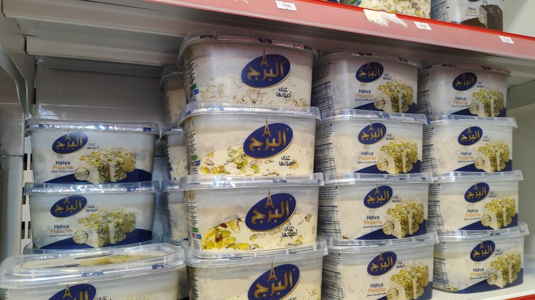 السوريون في كربلاء كأنهم في الوطن.. “سيدة الشام” سيوفر حتى سجائر “الحمراء” (صور)