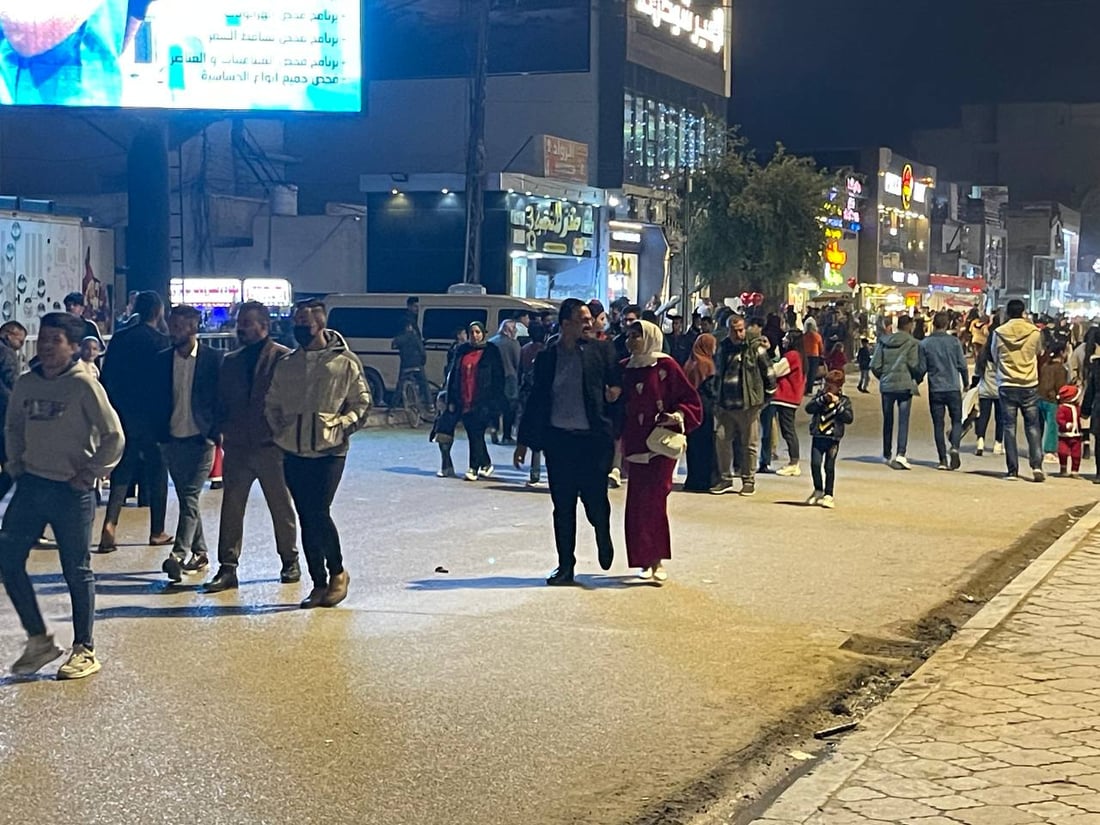 صور: بعقوبة تستقبل رأس السنة في “شارع الطابو” والعوائل ملأت المكان بالاحتفالات