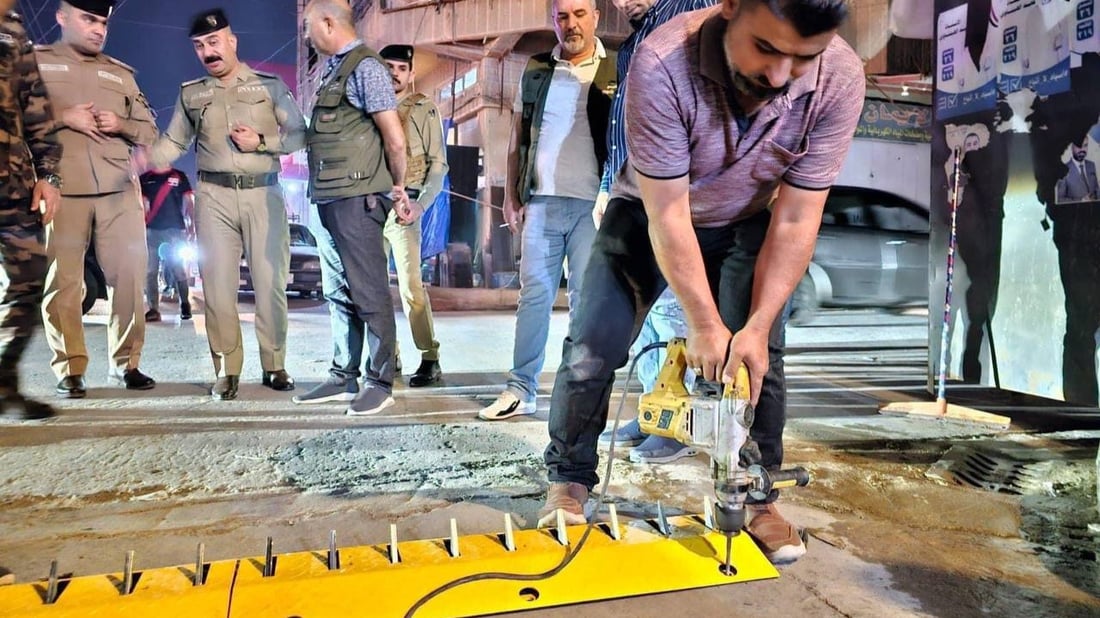 مطب شارع الأطباء يثير استياء أهالي الفلوجة.. الأشواك بحاجة إلى دهن حتى تعمل (صور)
