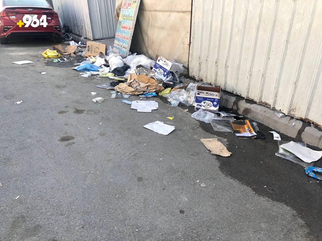 عامل نظافة يحتج على تجار البياع: شارع عشرين أرهقنا والحر قاتل (صور)