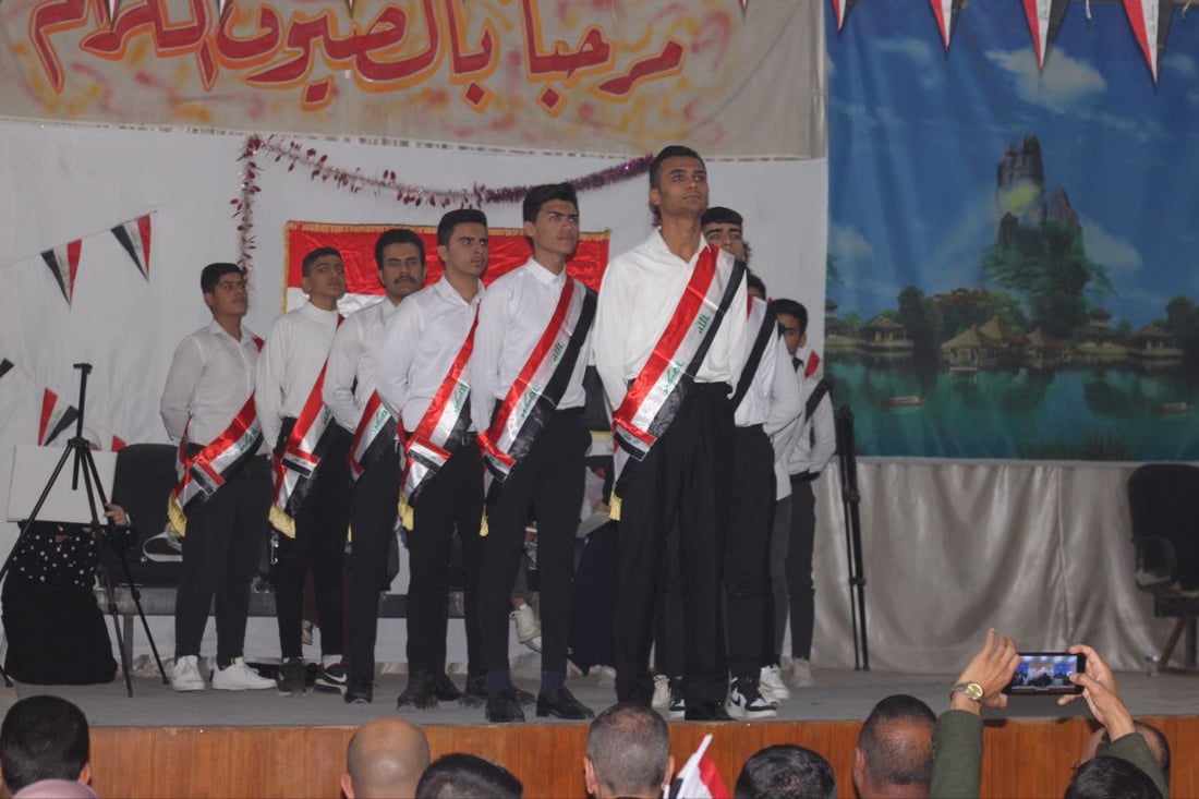صور: الصغيرات الجميلات في بلدروز يجربن مشاهدة اللوحات والتفرج على المسرح