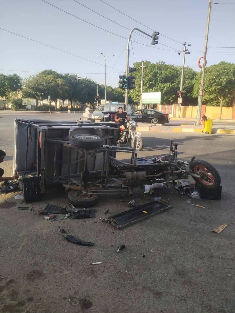 لەناو بازاڕی کەلار ئۆتۆمبێلێک و ماتۆڕێکی سێ تایە پێکیاندادا