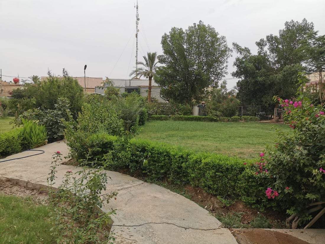 أعطى مفتاحاً لكل عائلة.. شاب كوفي ينشئ للجيران حديقة غنّاء ويحيطها بأبواب محكمة