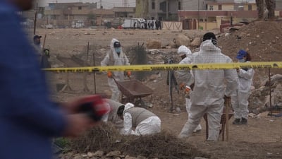 صور: فريق حكومي يبدأ أعمال رفع الرفات من مقبرة جماعية في سنجار
