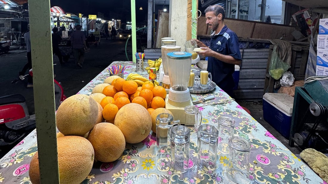 صور من بسطة مسلم الكربلائي في باب الخان: لن أرفع سعر الكأس فوق 500 مهما حصل