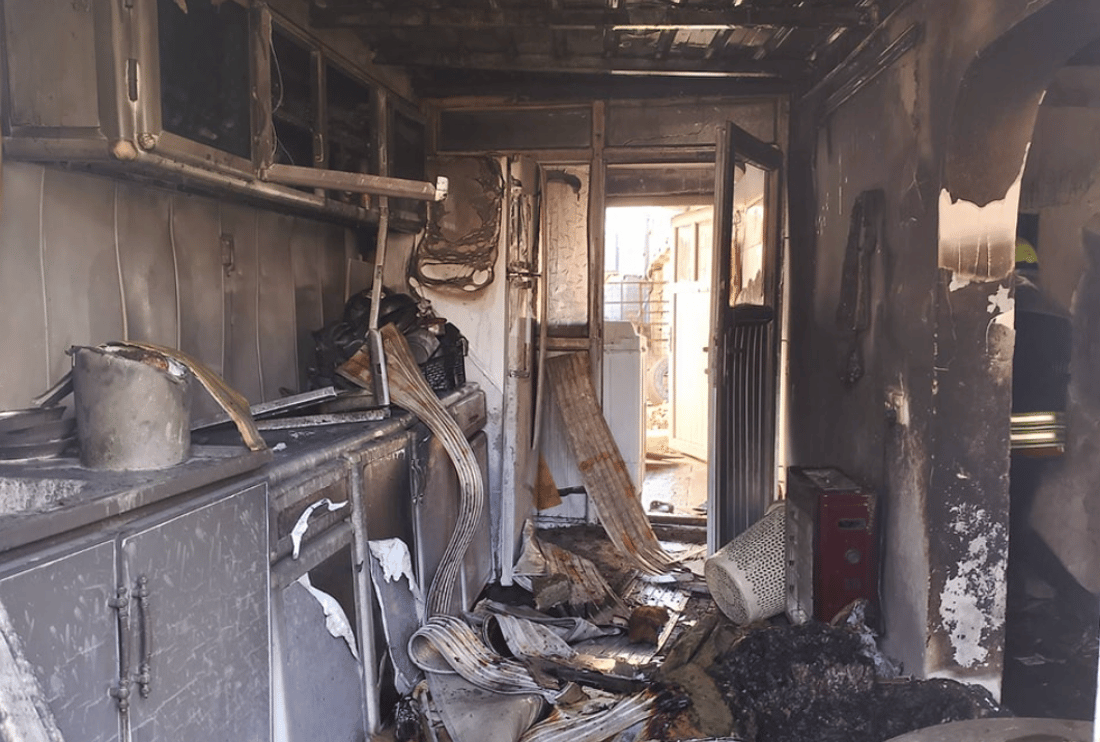 دوو منداڵ ئاگریان لە ماڵێک بەردا 