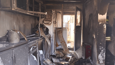 دوو منداڵ ئاگریان لە ماڵێک بەردا 