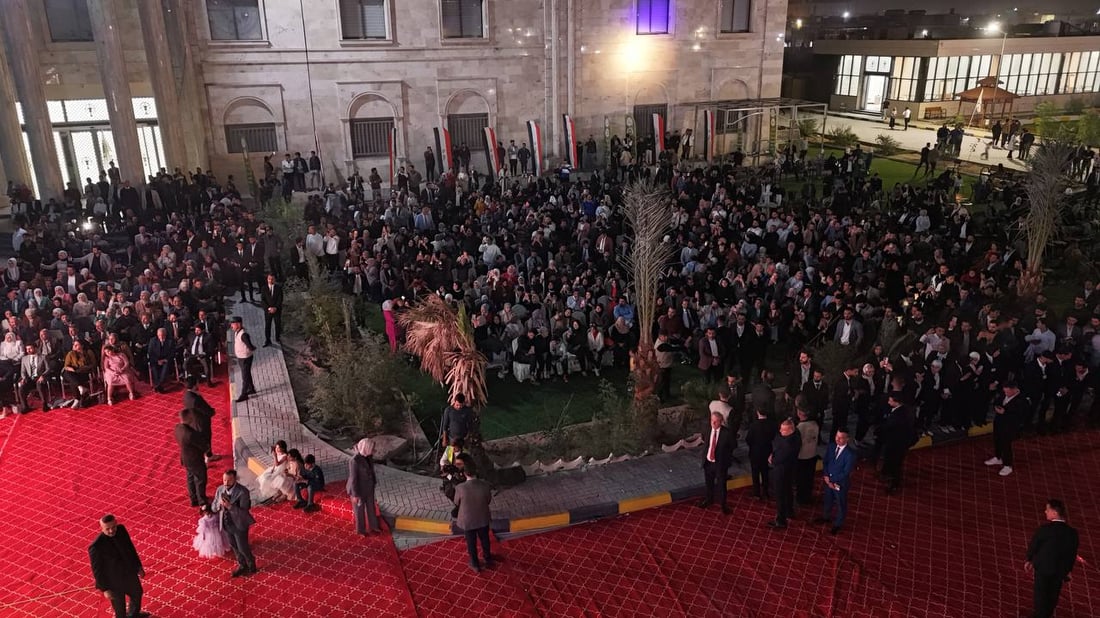 صور من ليلة البصرة الصاخبة: حاتم العراقي يغني روائعه للطلبة