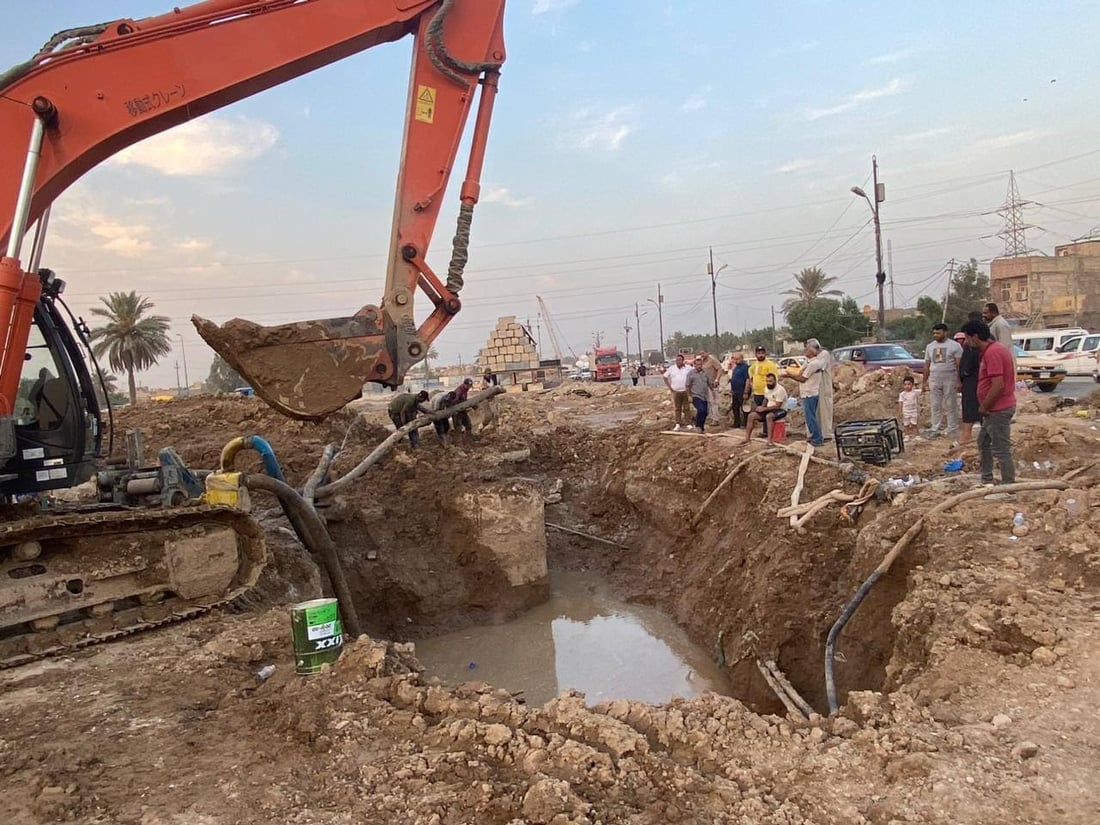 كسر مفاجئ يتسبب بانقطاع الماء عن معظم مناطق الرصافة (صور)