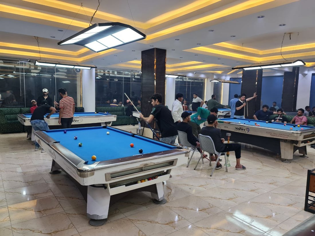 شباب السماوة يلعبون البليارد حتى الصباح.. بطولة حماسية في حي الحسين (صور)
