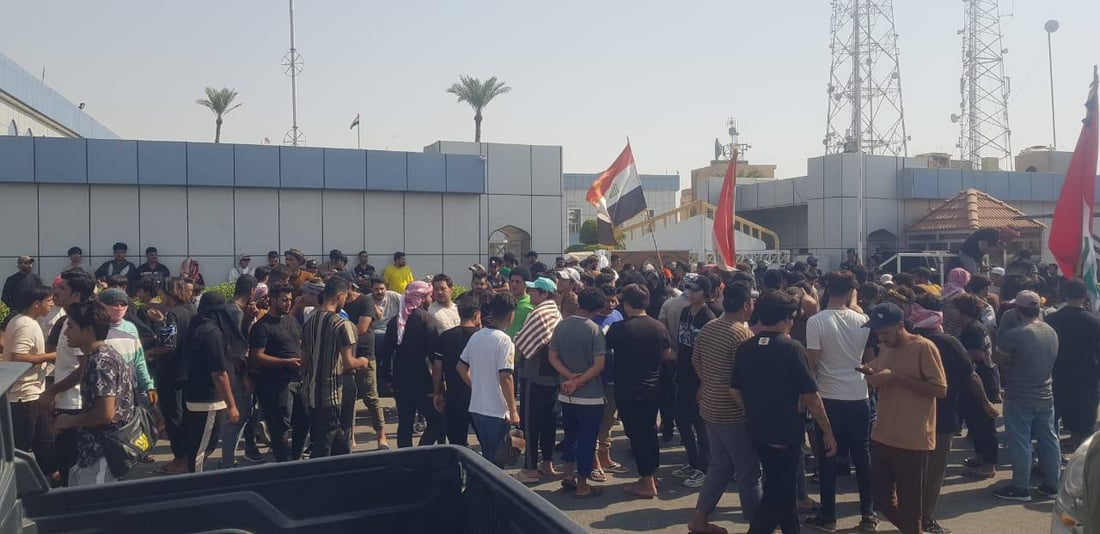 صور: حان وقت الكسبة.. تظاهرة كبيرة أمام مبنى محافظة واسط للمطالبة بأراض سكنية