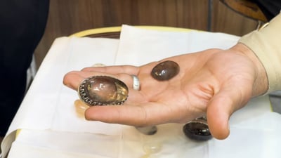 الخليج يفضلون النفطي والإيرانيون يطلبونه بلا شوائب.. در النجف الحجر المفضل للزوار