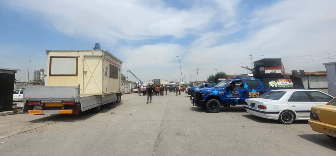 صور: الوحش الأصفر يقتلع الأكشاك المخالفة قرب مديرية تسجيل المركبات في بغداد