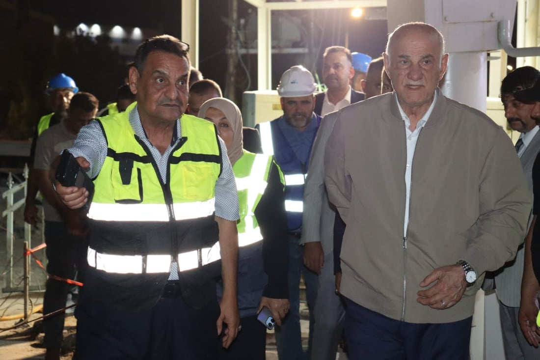 صور الوزير العراقي بـ “قمصلة” شتوية في البصرة تحيّر المعلقين!