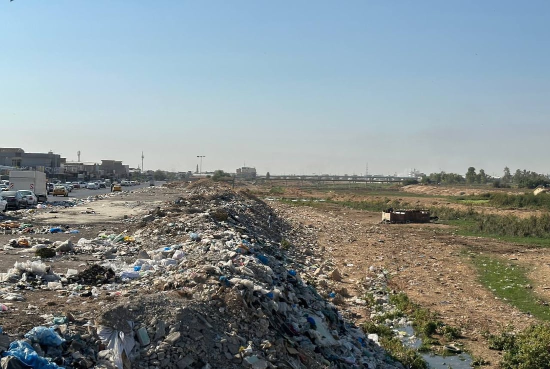 هناك خطة لكن الشرطة لن تتدخل.. نهر قلعة كركوك غص بالقمامة وصار “كراج” (صور)