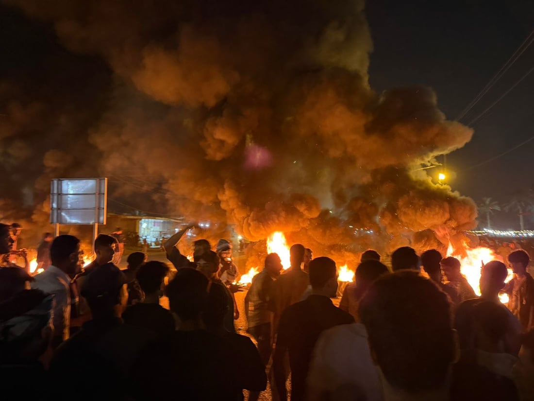 صور: شوارع غماس تشتعل بالنار.. تظاهرة ليلية للمطالبة بزيادة ساعات الكهرباء