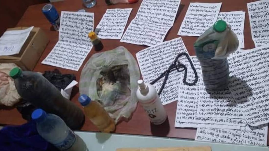 ضبط محل عطاريات في بغداد يروج لأعمال السحر والشعوذة وضبط أدوات غريبة