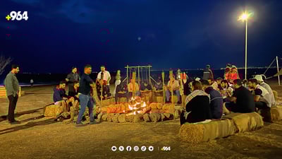 ژمارەیەکی زۆر کچ و کوڕ لە دەوری ئاگر کۆدەبنەوە و چالاکی هونەری ئەنجامدەدەن