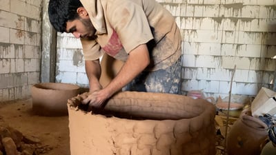 هل تعرف مزايا طين بحر النجف؟.. شاهد ما يقوله صانع التنور الجشعمي