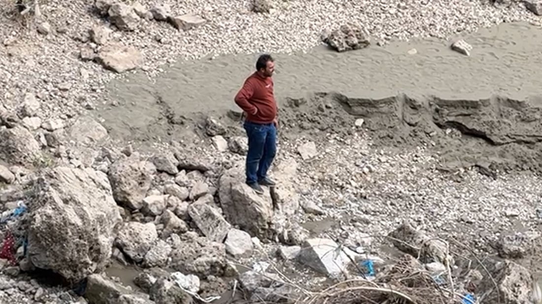 ئەو باوکەی لە خەمی منداڵەکانی پشتی چەماوە