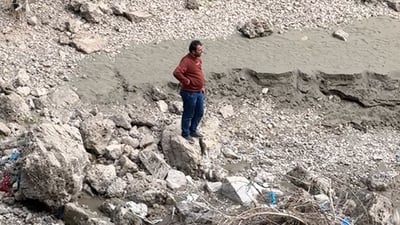 ئەو باوکەی لە خەمی منداڵەکانی پشتی چەماوە