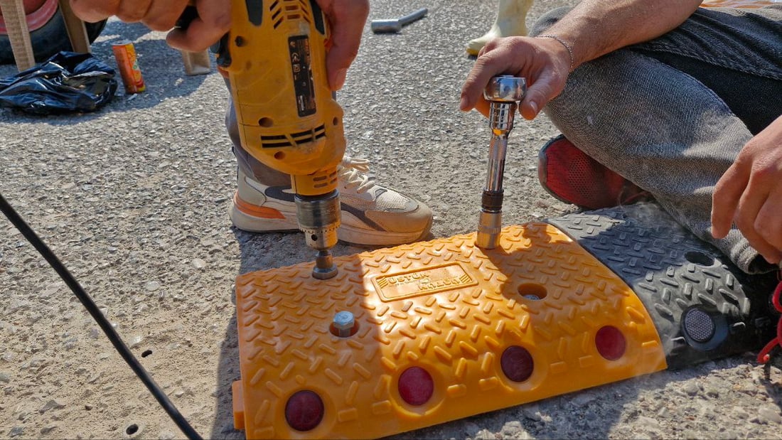 لا تسرع أمام محطة كهرباء الدبس.. الدائرة نصبت المطبات والبلدية تعاونت (صور)