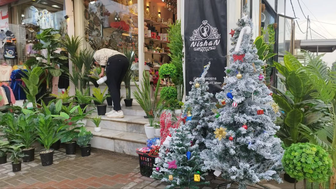 Holiday spirit enlivens Babylon’s market with decorations and gifts