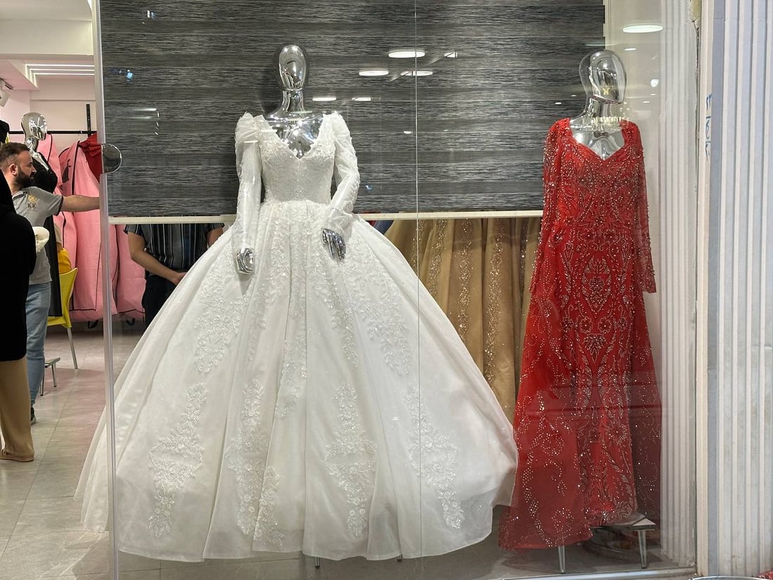 خريف الموصل مختلف.. الأعراس بدأت والسيدات يفضلن الفساتين التركية (صور)