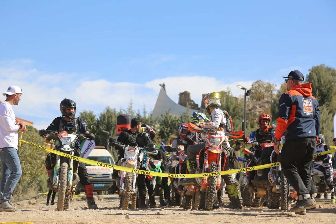 صور مبهرة من سباق الدراجات النارية على منحدرات جبل كورك الوعرة