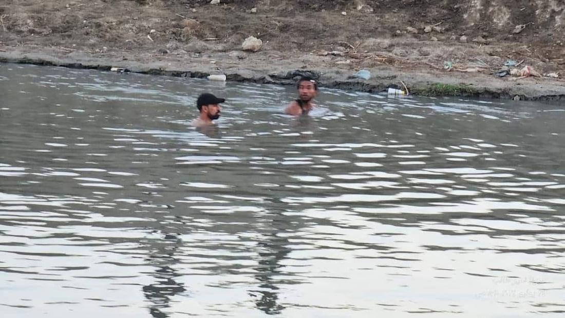 صور: غواصو سرايا السلام ينتشلون جثة طفل من نهر الديوانية