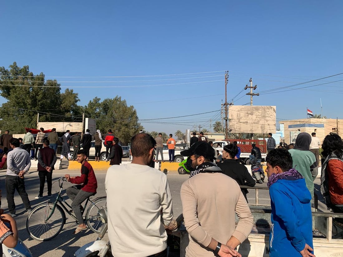 صور: غماس تتظاهر منذ أسبوع وتصعيد بغلق الطريق الرابط بين النجف والديوانية
