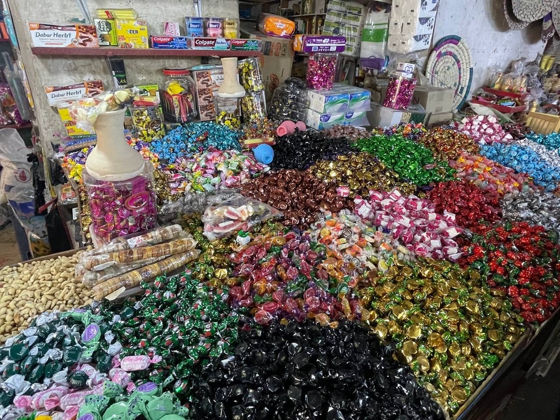 صور: نساء ديالى في سوق بعقوبة القديم وفاءً لنذر “زكريا” وطلباً للذرية