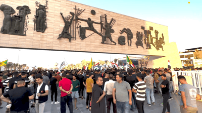 فيديو من ساحة التحرير قبل قليل.. هتافات مناصرة للقرآن وحرق للعلم السويدي