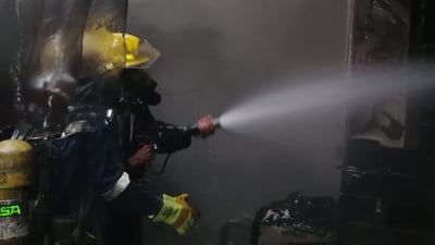 فيديو من حريق رأس الجسر في كركوك.. فرق الدفاع طوقت النيران وعزلت محال الملابس