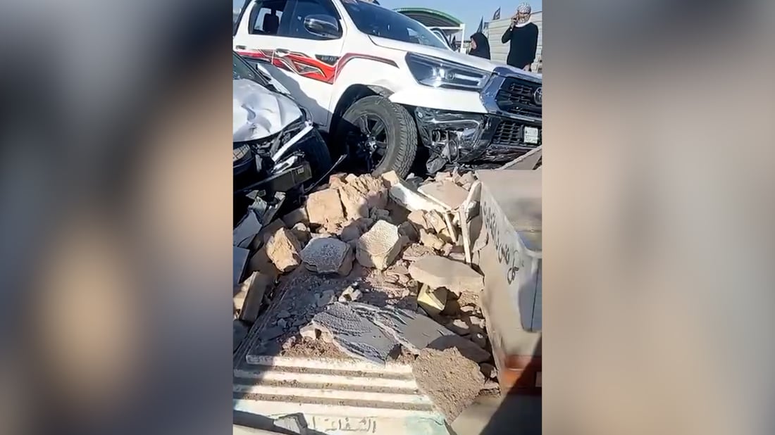 تدمير قبر وإصابات في حادث تصادم بين سيارتين بمقبرة وادي السلام
