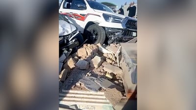 تدمير قبر وإصابات في حادث تصادم بين سيارتين بمقبرة وادي السلام