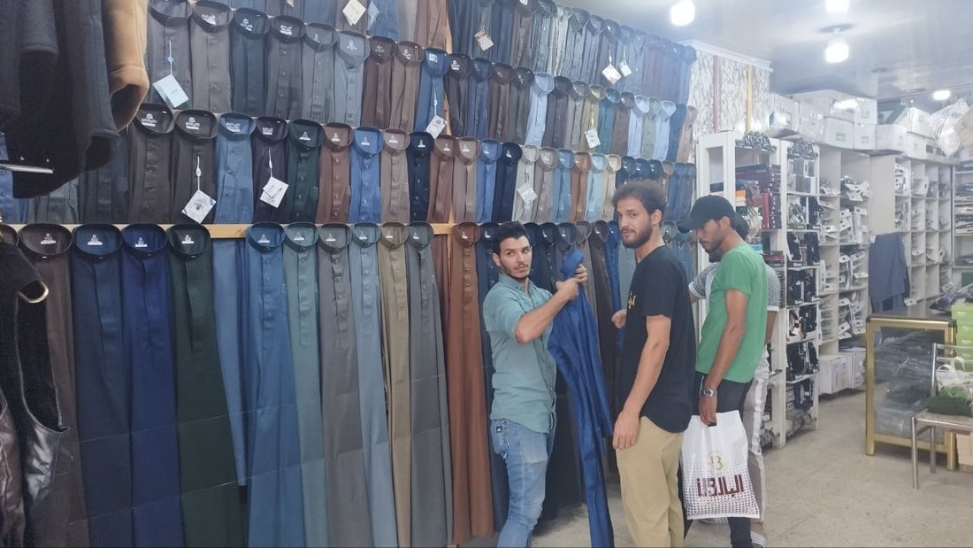 هل تعرفون محترف خياطة دشاديش في الحلة؟..اللبّاسة يسافرون إلى النجف!
