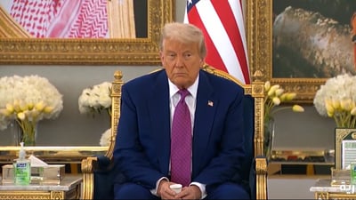 شاهد: ترامب لم يشرب قهوة الضيافة السعودية بل اكتفى بالنظر إليها!