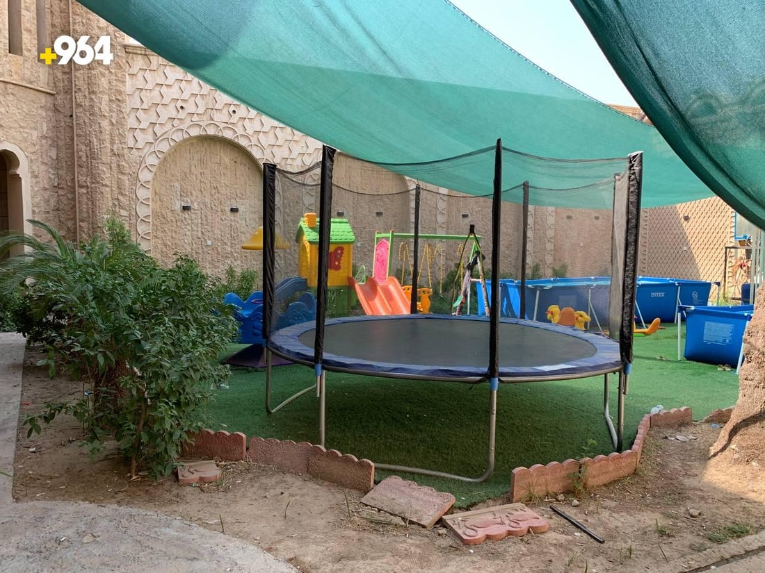 صور: أطفال الأعظمية لا يلعبون في الشوارع.. سباحة ودروس تقوية في “بيت المواهب”